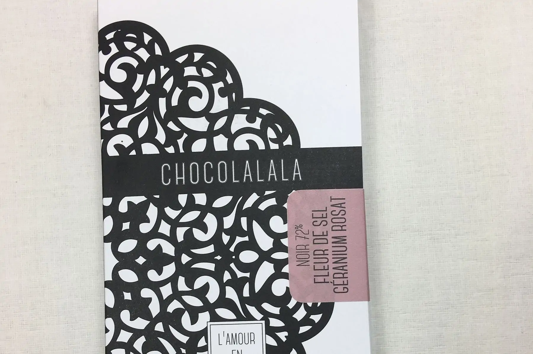 tablette noir 72% fleur de sel géranium rosat