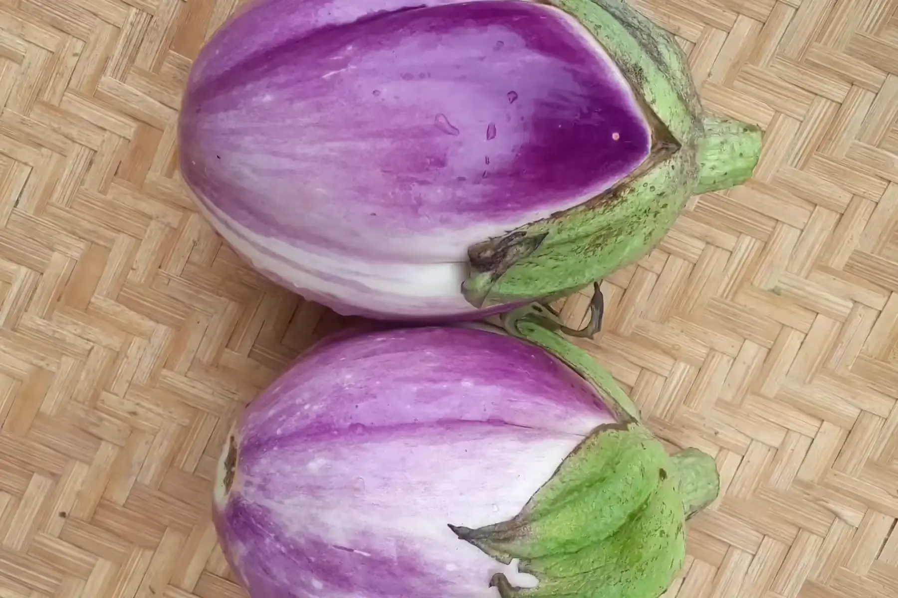 aubergine blanche (piece de 350grs)