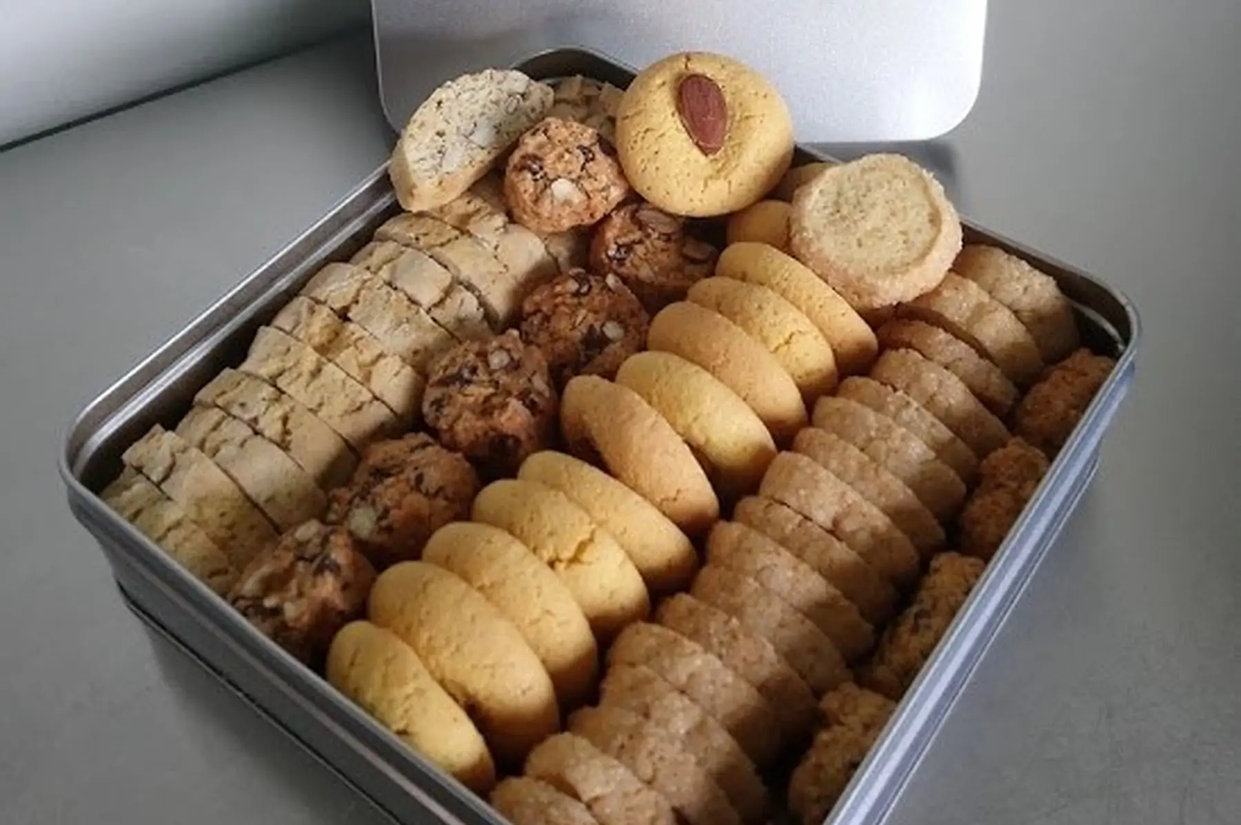 2/ boite de biscuits