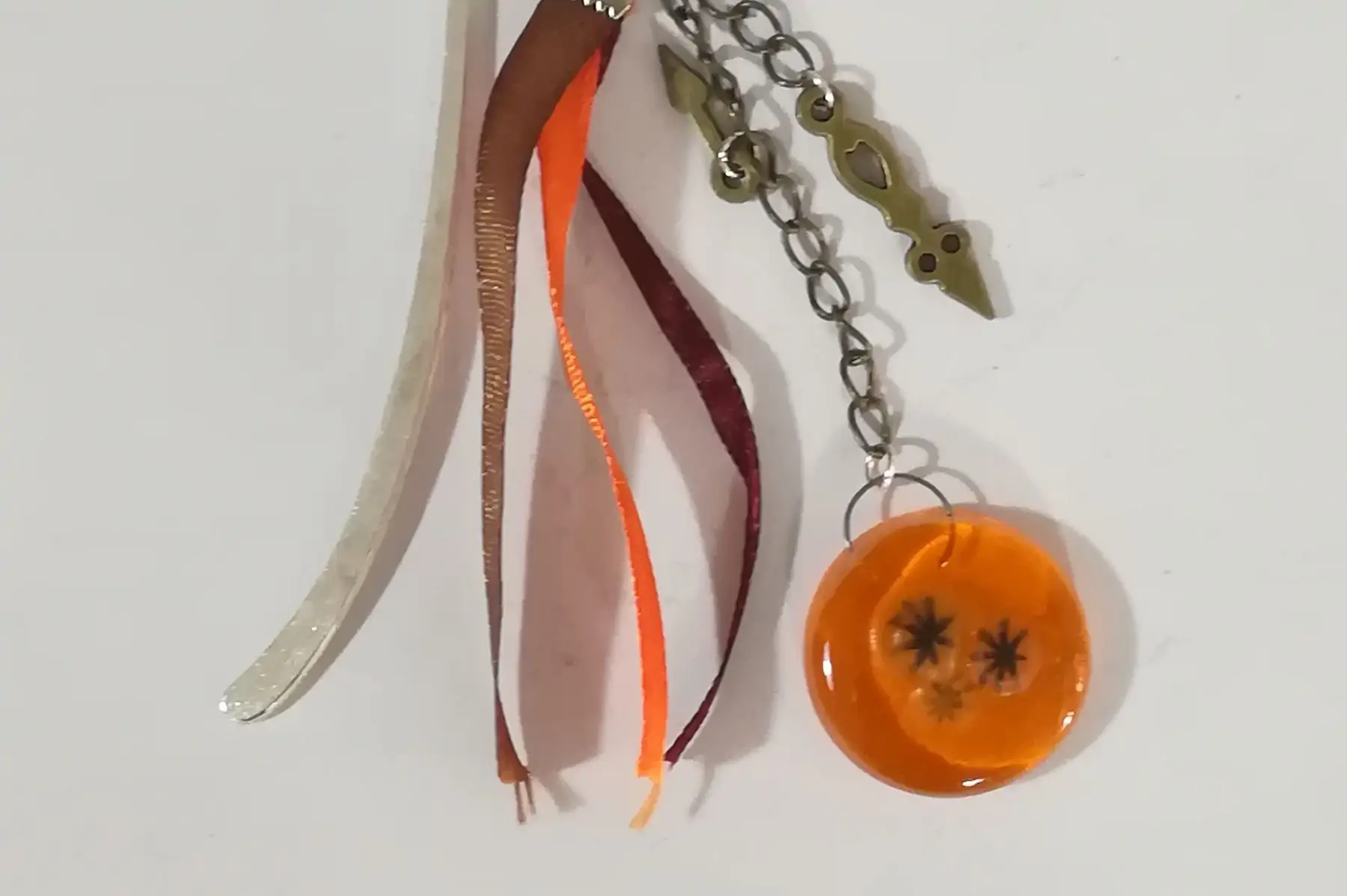 marque page orange et flèches