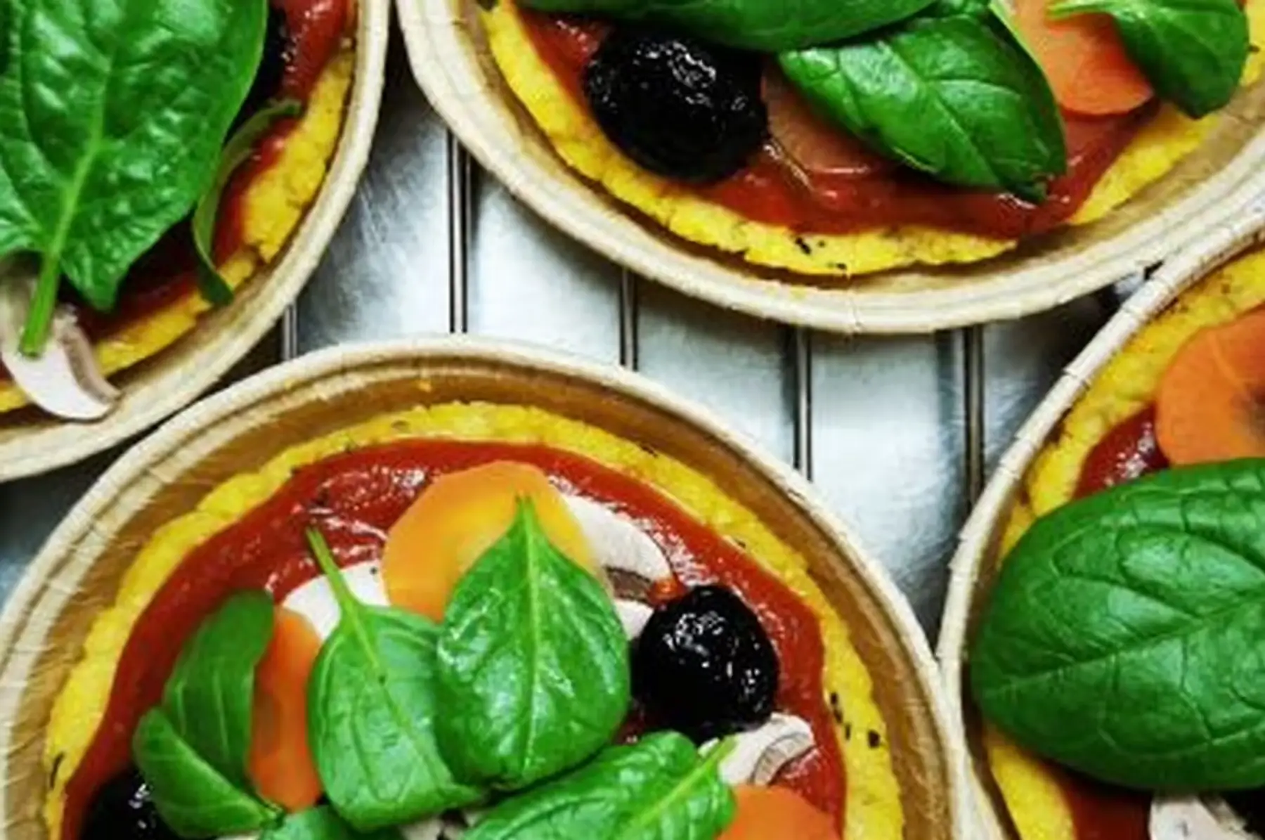 pizza de polenta aux aubergines rôties, olives et féta vg sg