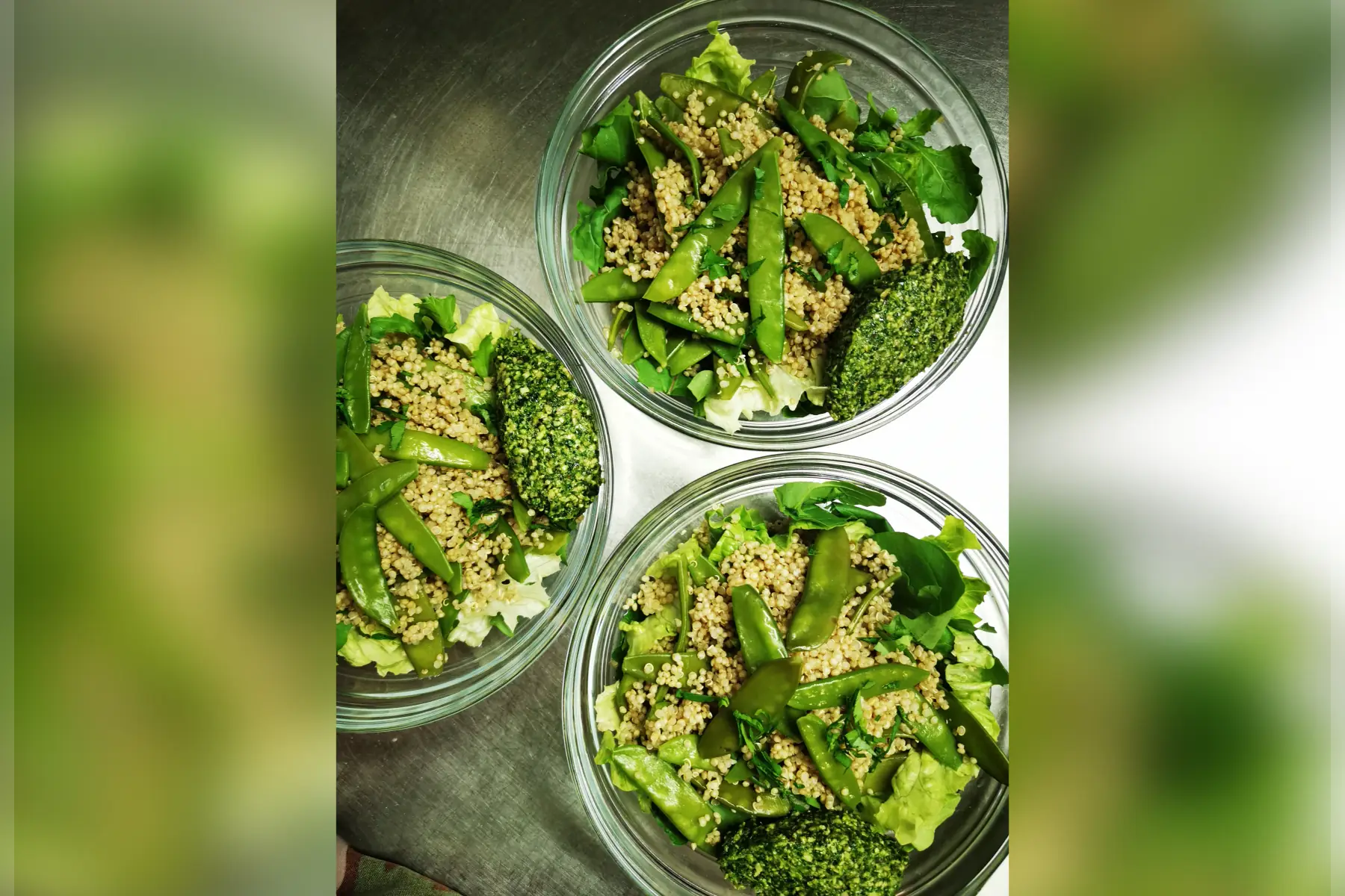 Salade de quinoa, pois gourmands, pesto, pistaches, herbes aromatiques V SG