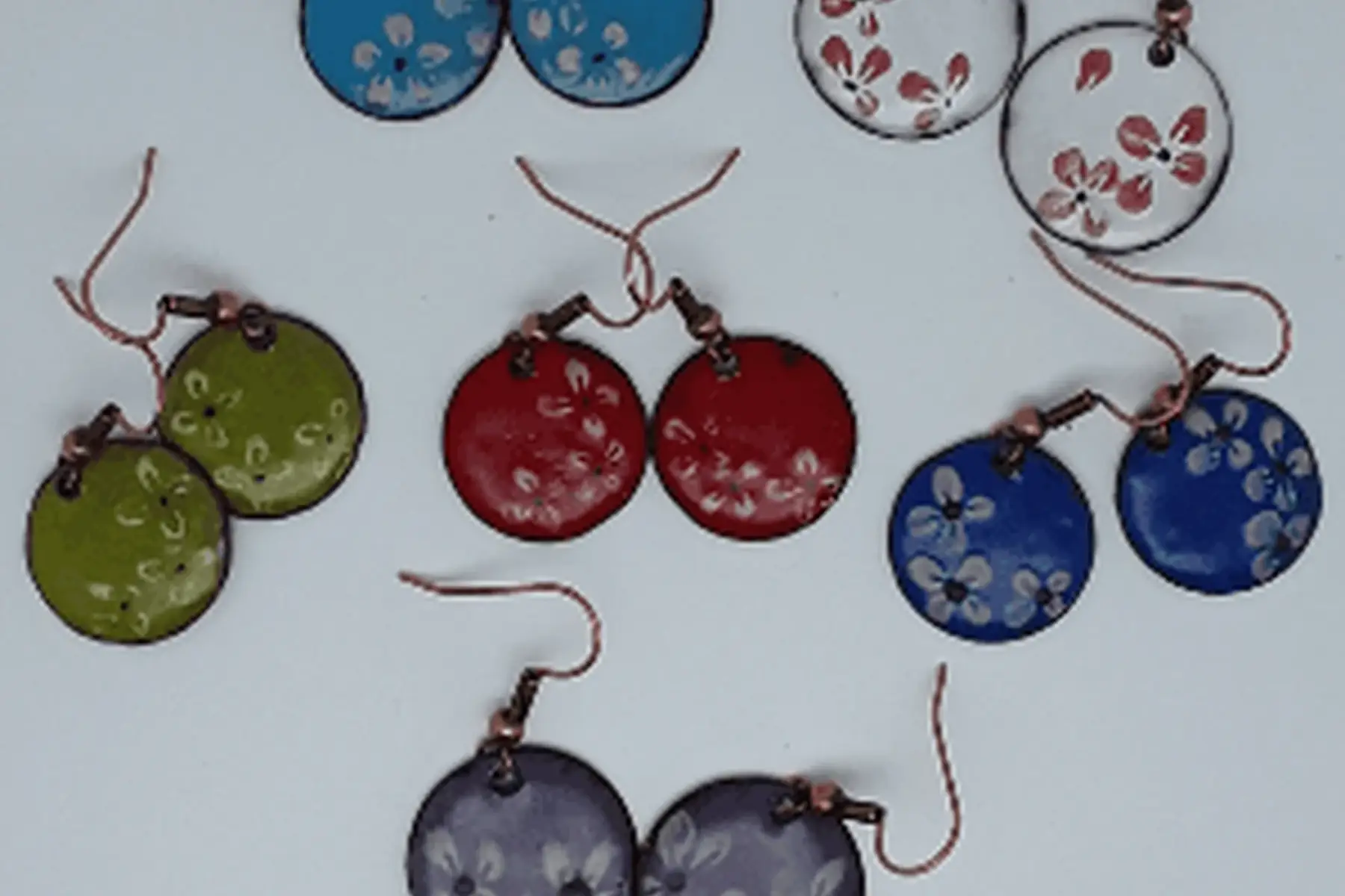 boucles d'oreilles pendantes motifs fleurs avec fermoirs crochets en cuivre