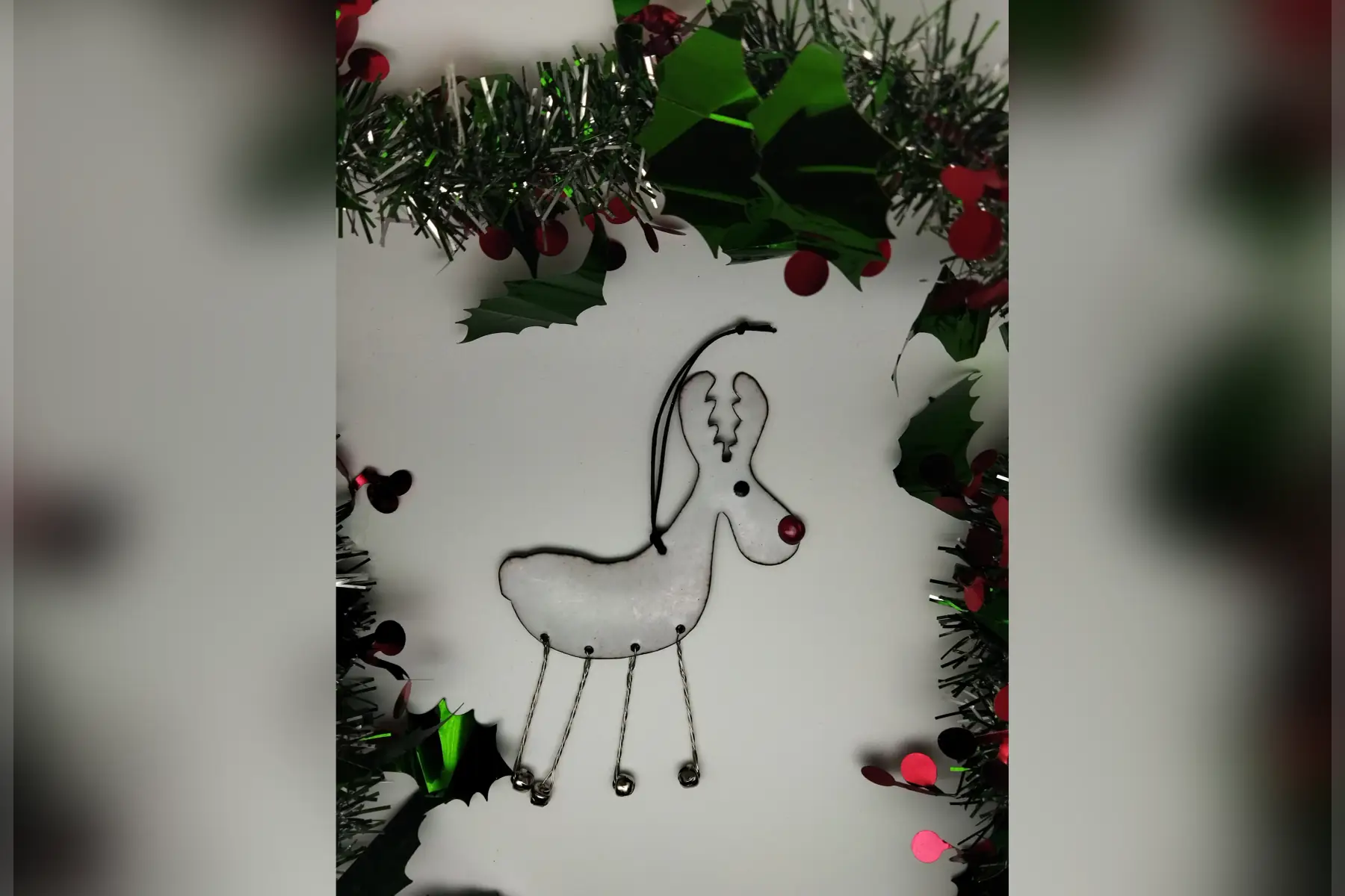 décoration de noël - rodolphe, le petit renne blanc