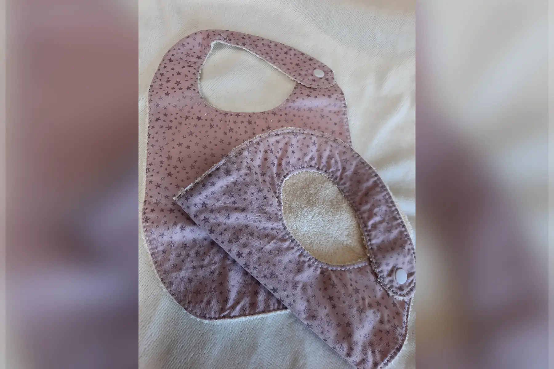 bavoirs motifs étoiles parme