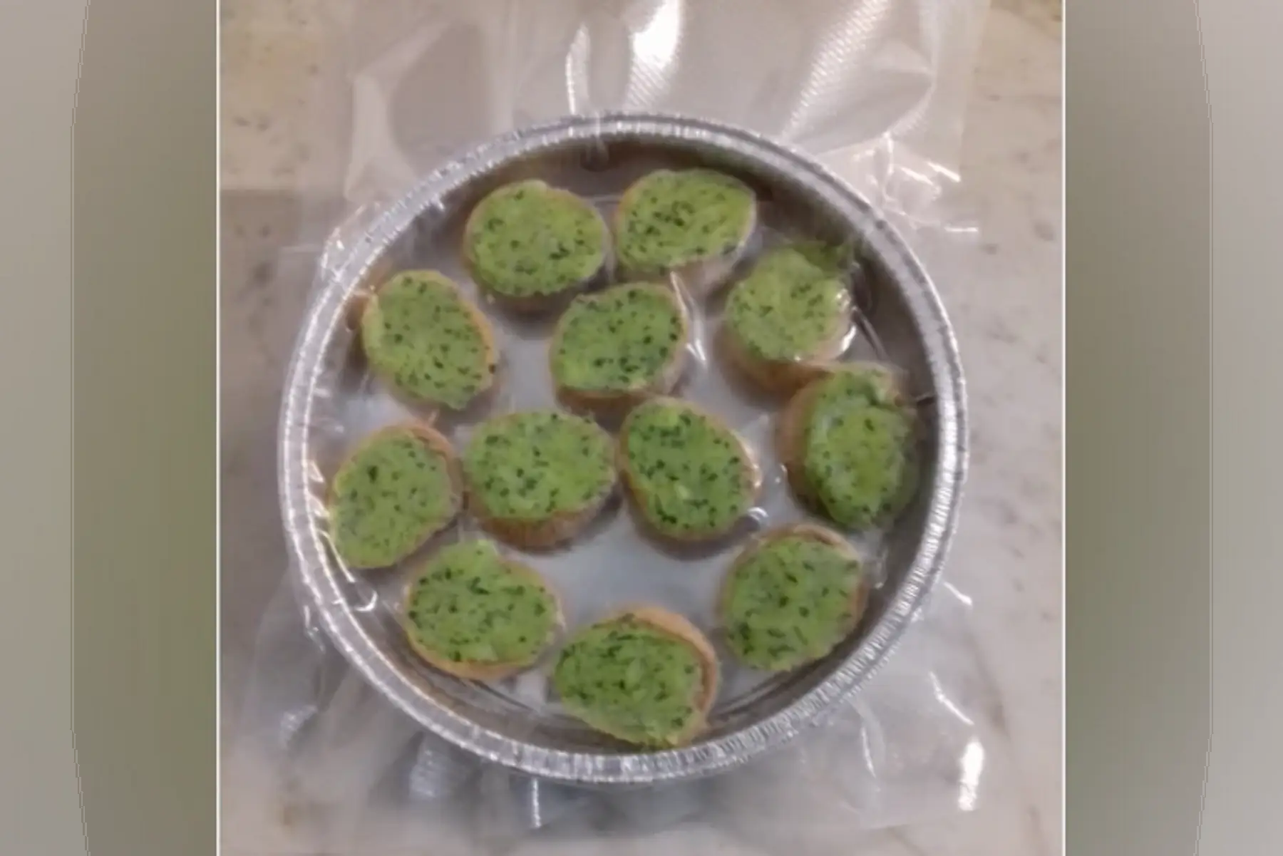 assiette de12 escargots en croquilles cuisinés à la bourguignonne