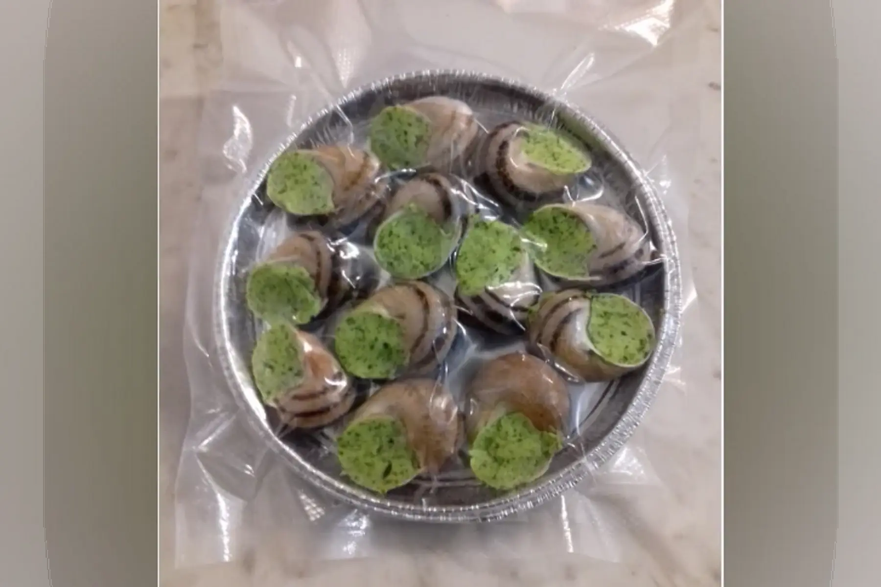 assiette de12 escargots en coquilles cuisinés à la bourguignonne