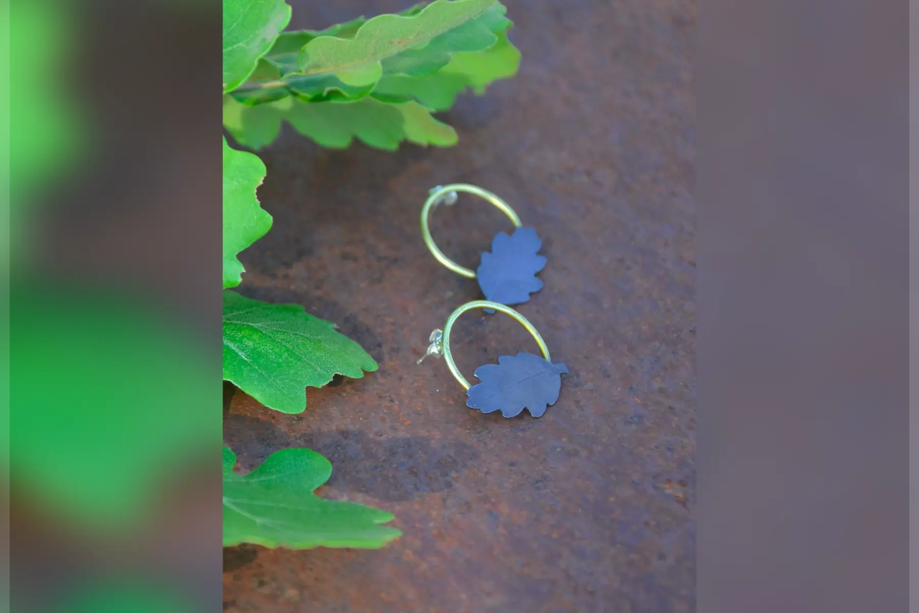 petites boucles d'oreilles créoles feuilles de chêne, cuivre patiné