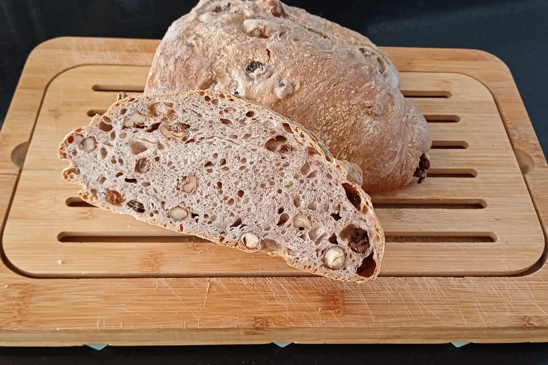 Pain noix noisettes raisins