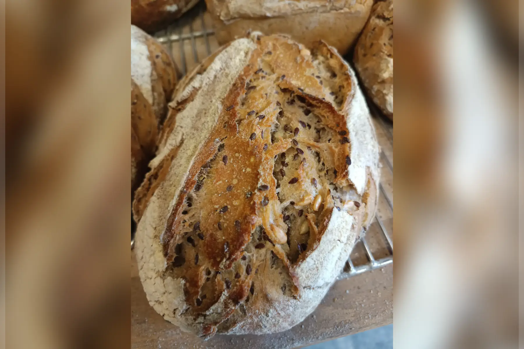 Pain aux graines 800g façonné à la main cuit sur sole