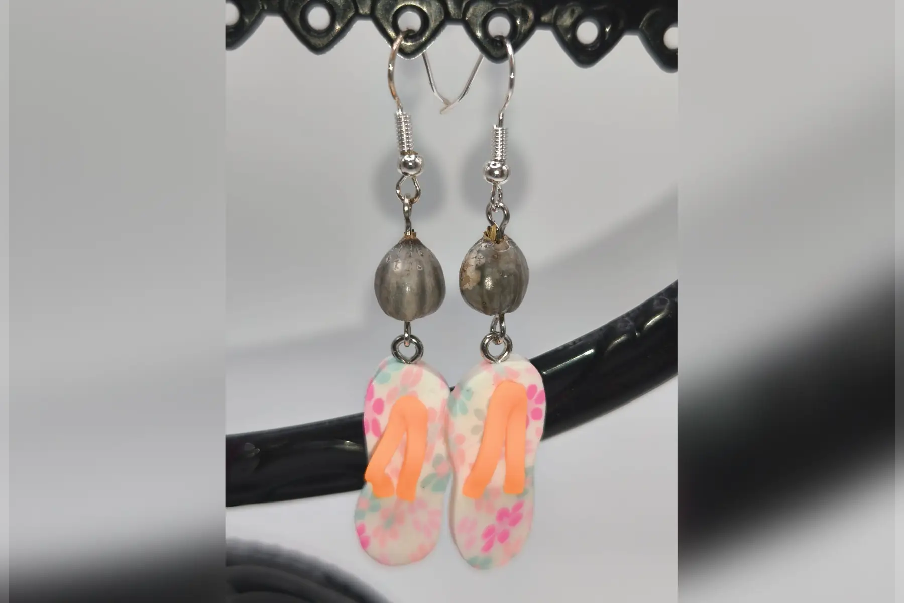 Boucles d’oreilles tongs blanches lacets oranges