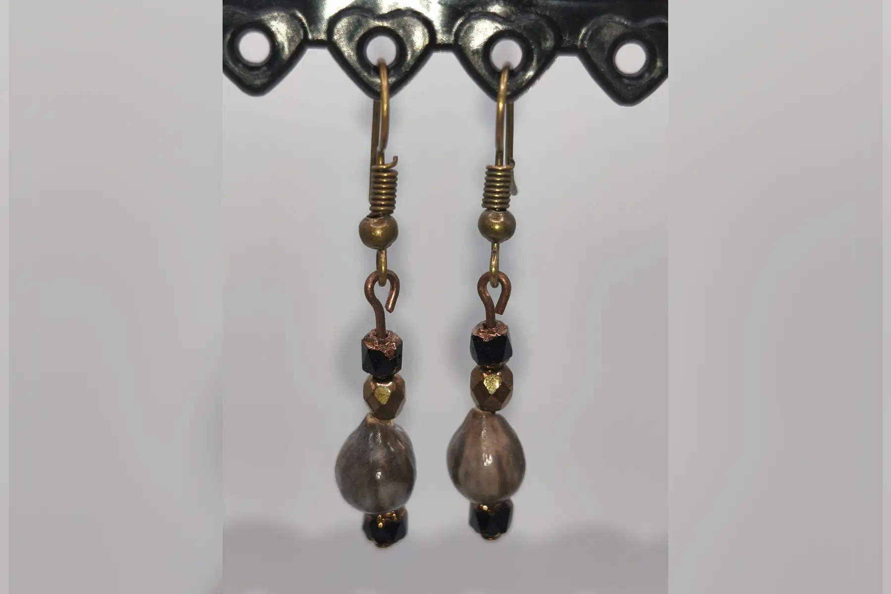 Boucles d’oreilles noires dorées