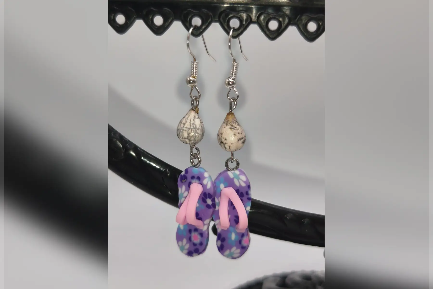 Boucles d’oreilles tongs mauves lacets roses