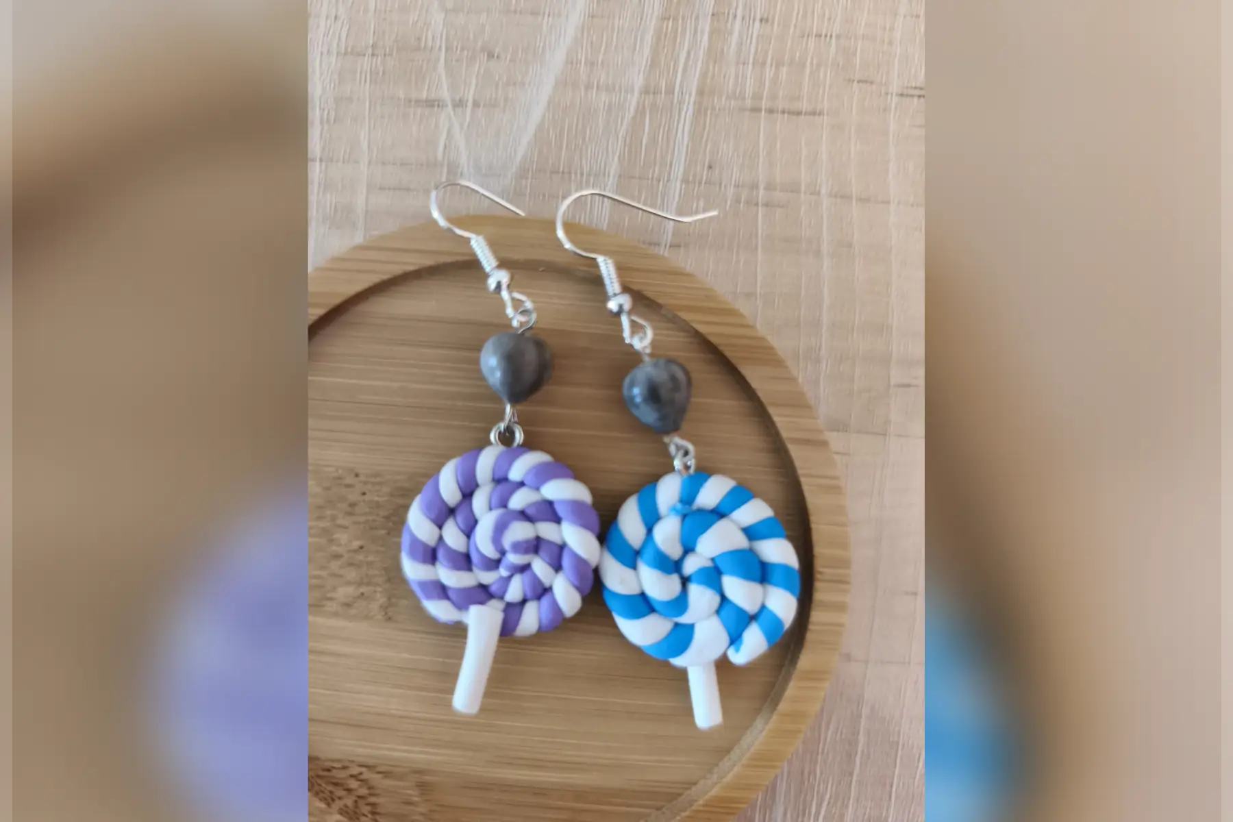 Boucles d’oreilles sucettes asymétriques violet/bleu