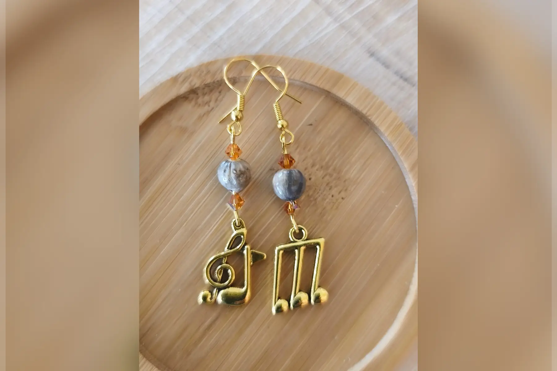 Boucles d’oreilles notes de musiques asymétriques dorées perles oranges