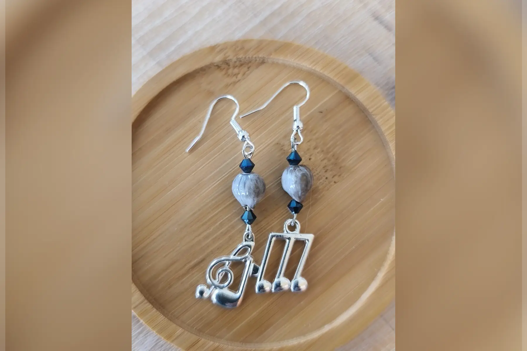 Boucles d’oreilles notes de musiques asymétriques argentées perles bleutées
