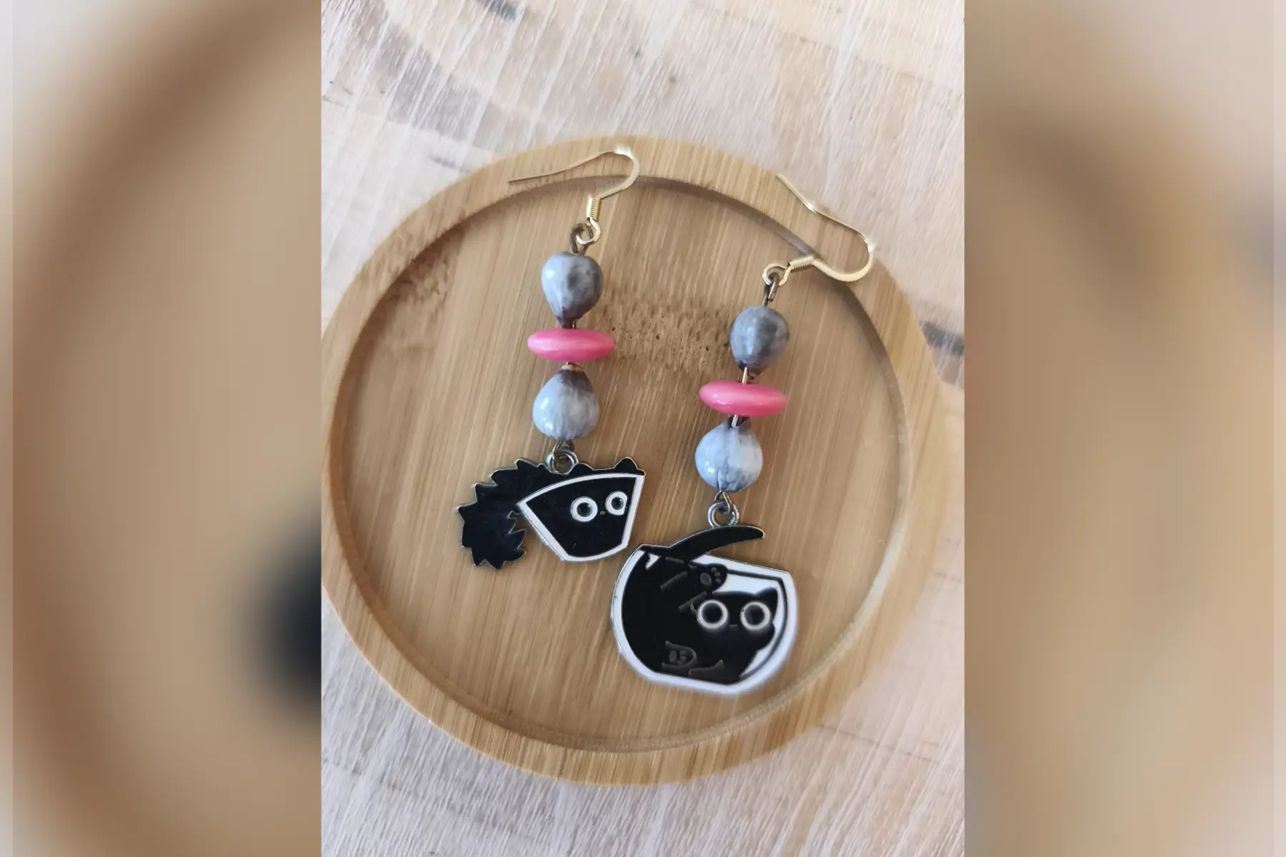 Boucles d’oreilles asymétriques chat bocal rose