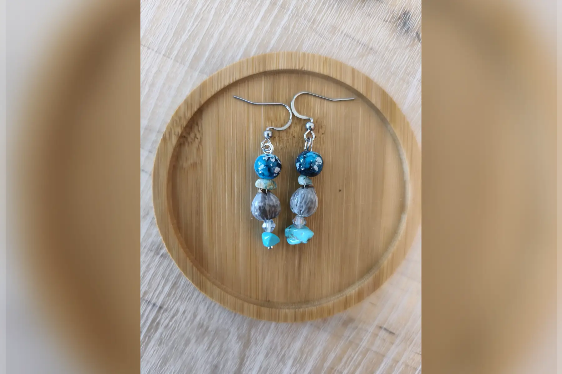 Boucles d’oreilles pierre turquoise et perle bleue nuancée