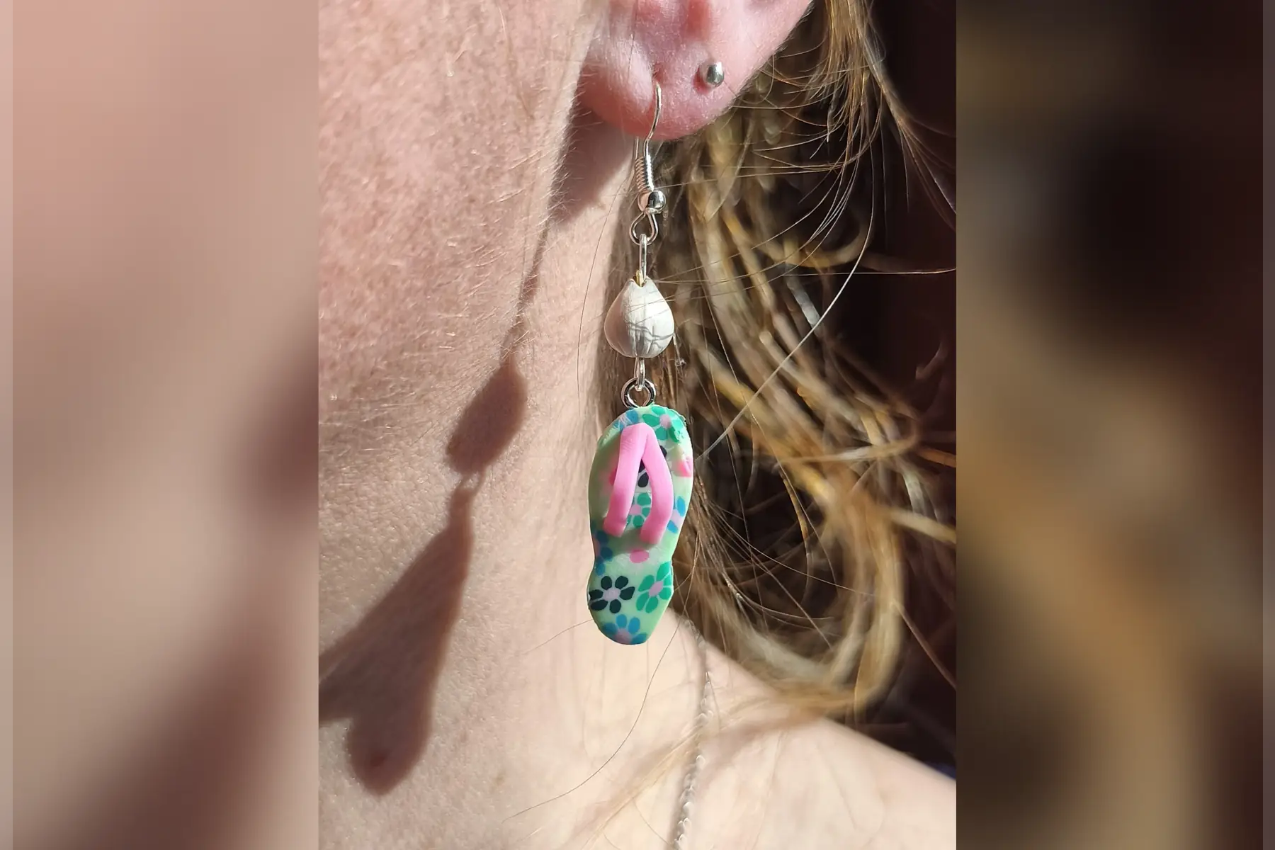 Boucles d’oreilles tongs vertes lacets roses