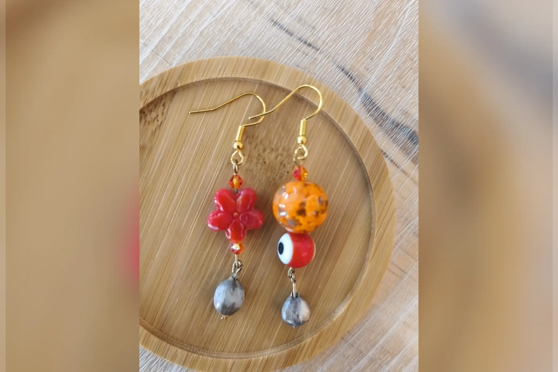 Boucles d’oreilles asymétriques oranges et rouges