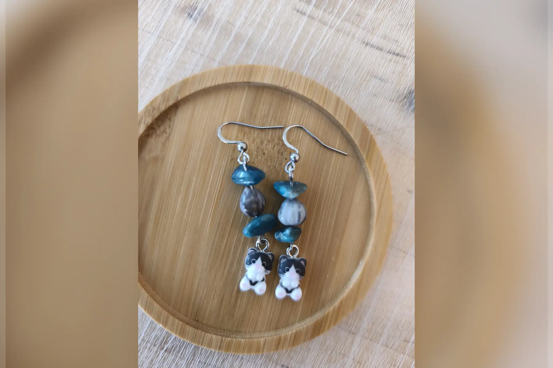 Boucles d’oreilles chaton noir et blanc pierre verte Larme de Job zébrée
