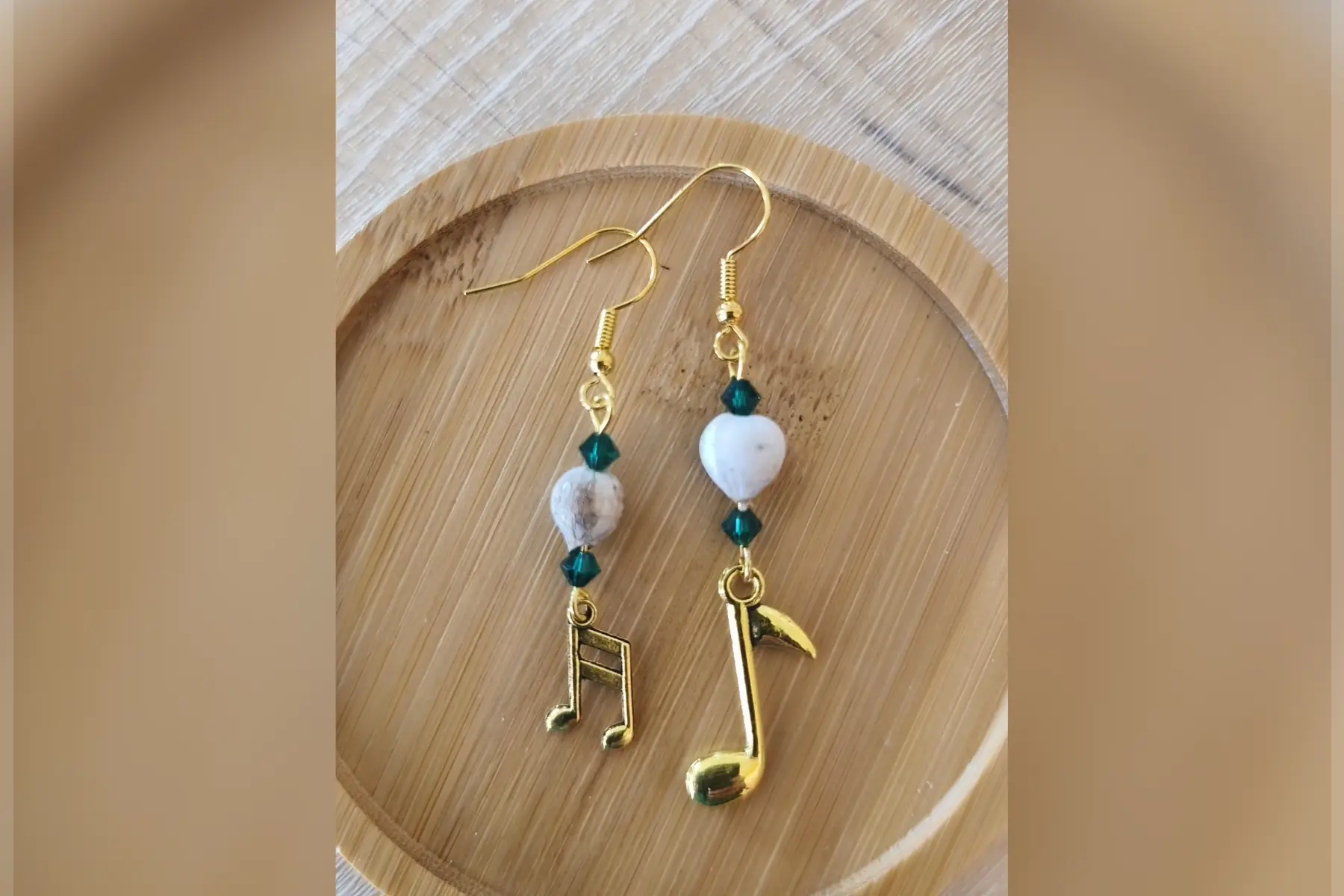 Boucles d’oreilles notes de musiques asymétriques dorées perles vertes
