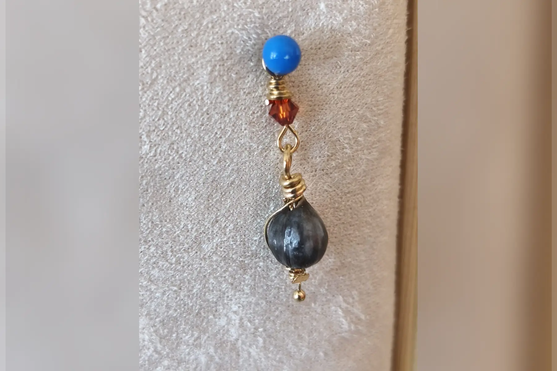 Pendentif travaillé Larme de Job doré perle rouge