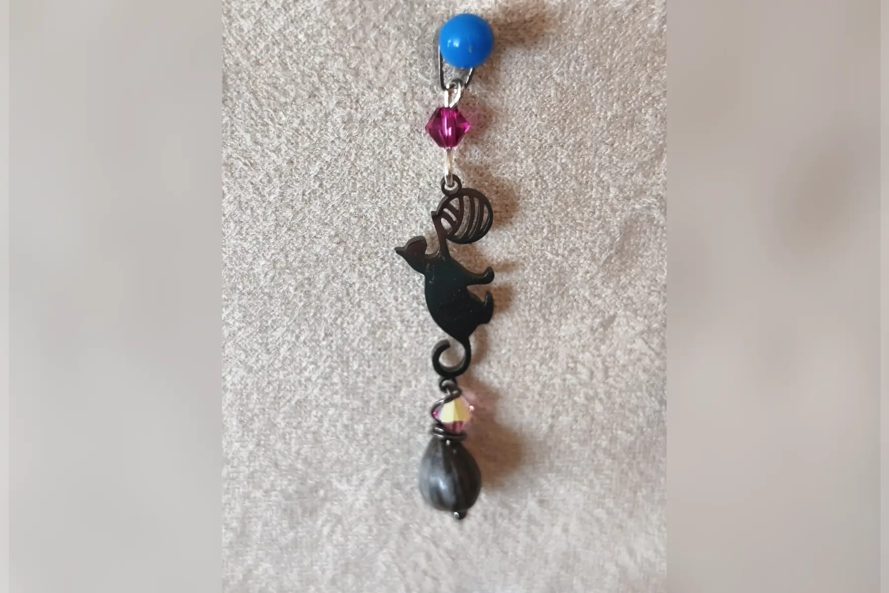 Pendentif chat pelote prune clair