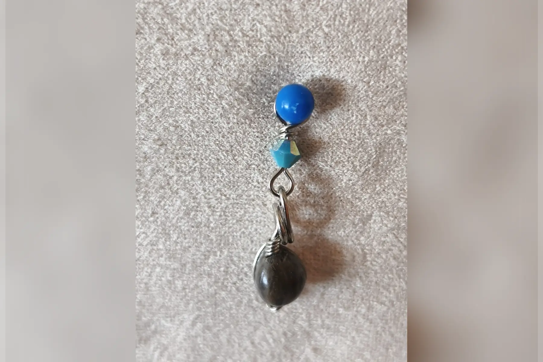 Pendentif travaillé Larme de Job argenté perle bleue