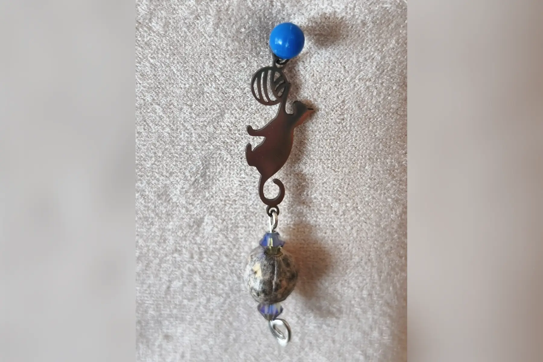 Pendentif chat pelote violet clair