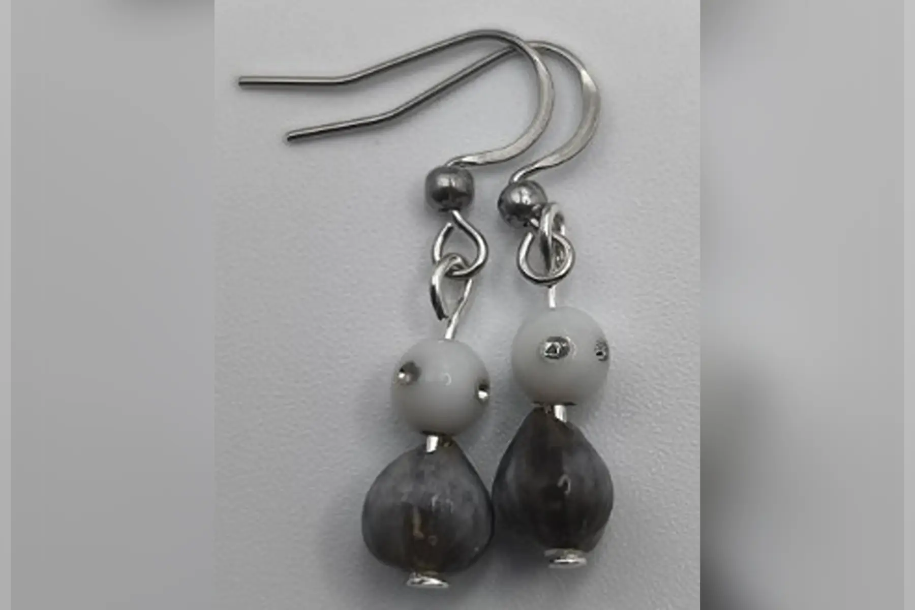 Boucles d’oreilles perles blanches brillantes