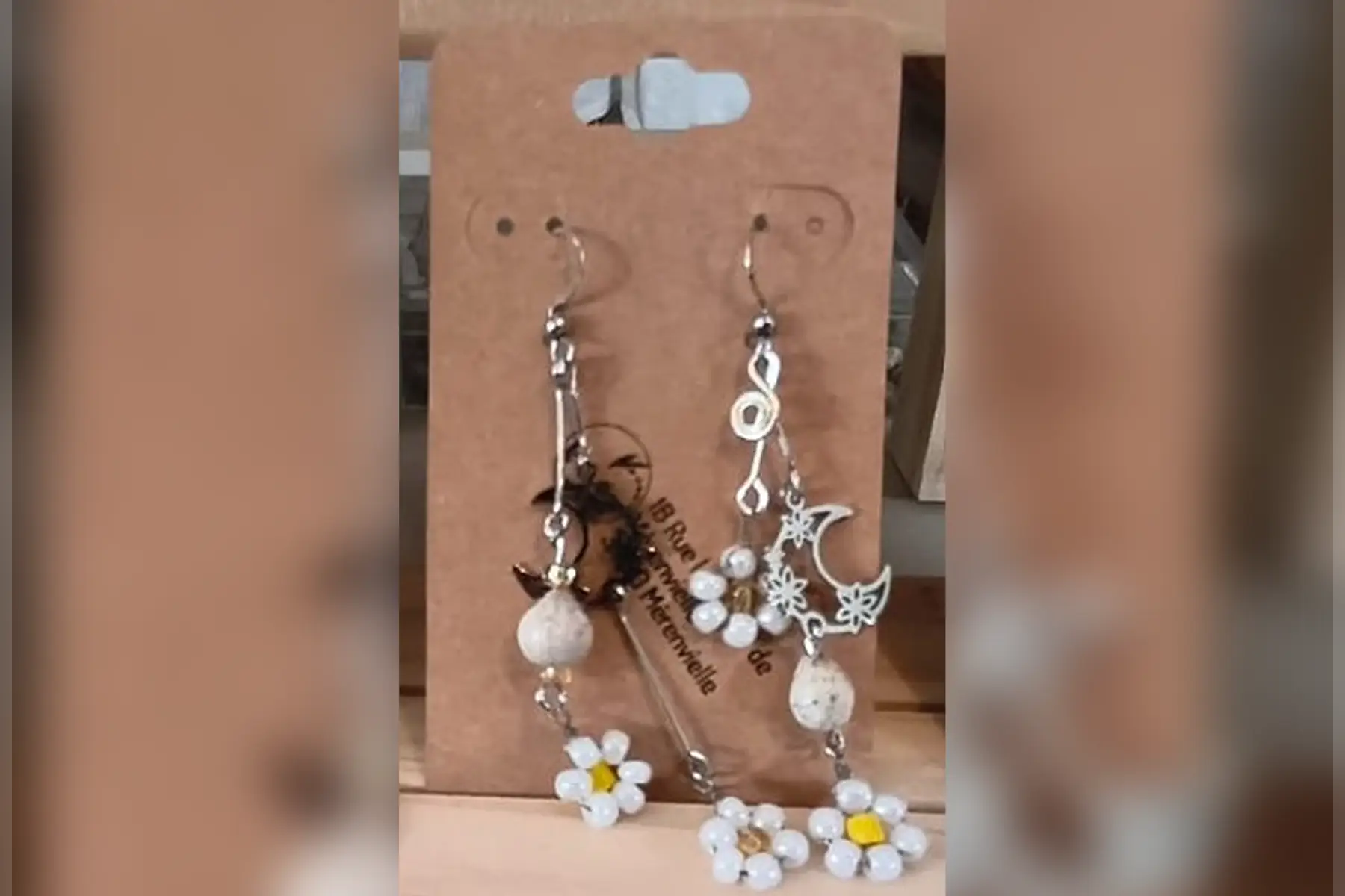 Boucles d'oreilles fleur blanche en perles